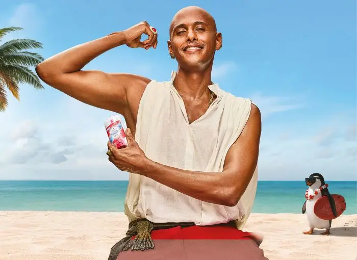  Teddy Teclebrhan hält ein Old Spice Cold Spice Antitranspirant in der Hand und posiert an einem sonnigen Strand als Teil der Kampagne „Unglaublich cool: Das kann nur Old Spice“.