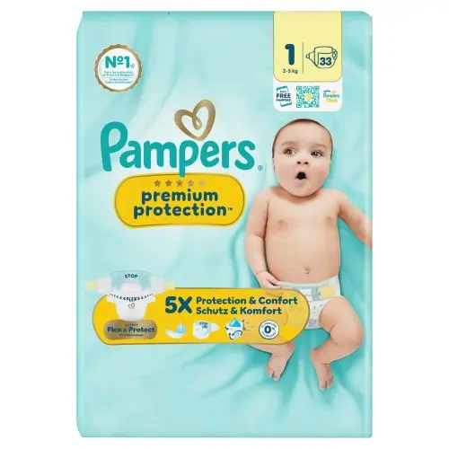Foto einer Pampers Premium Protection-Windelverpackung, auf der ein Baby mit einer Windel vor einem hellblauen Hintergrund zu sehen ist.