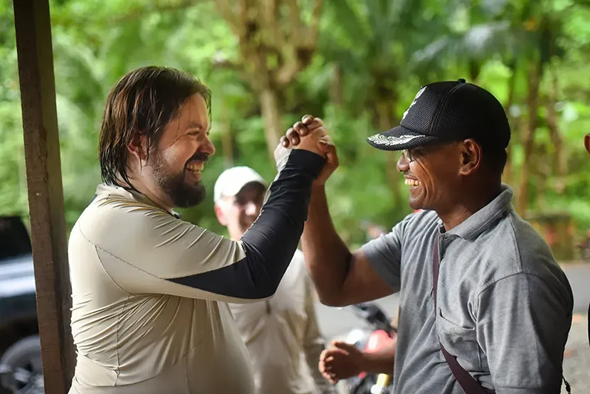 Francis Wiederkehr schüttelt die Hand mit einem Partner des RIMBA Collective