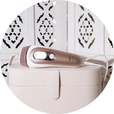 IPL Gerät liegend auf einem beigefarbenen hochwertigen Produktkoffer