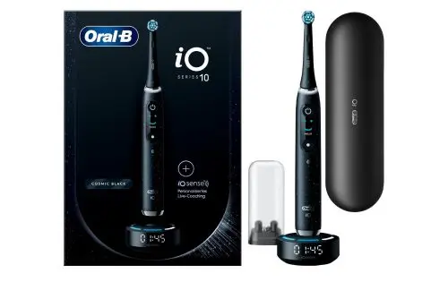 Foto einer elektrischen Zahnbürste der Oral-B iO Series 10 in elegantem schwarzem Design, präsentiert zusammen mit einem passenden schwarzen Reiseetui und einer Ladestation mit digitalem Timer.