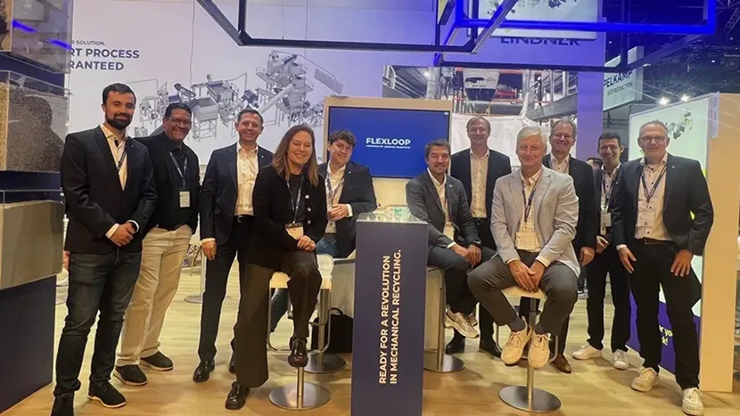 Elf Personen des Lindner- und P&G Team am Messestand von Lindner auf der K-Messe Düsseldorf 2025.