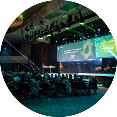 Gabriele Hässig, Geschäftsführerin Kommunikation & Nachhaltigkeit, Procter & Gamble DACH auf der Bühne zur #WirDrehenRunter Kampagne