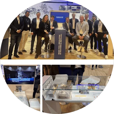 Eine Gruppe von Menschen steht vor einem Display