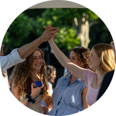 Mitarbeitende von P&G verbringen zusammen Zeit auf dem Sommerfest, tauschen sich aus und feiern gemeinsam Erfolge – ein Symbol für Teamgeist, Wertschätzung und Unternehmenskultur