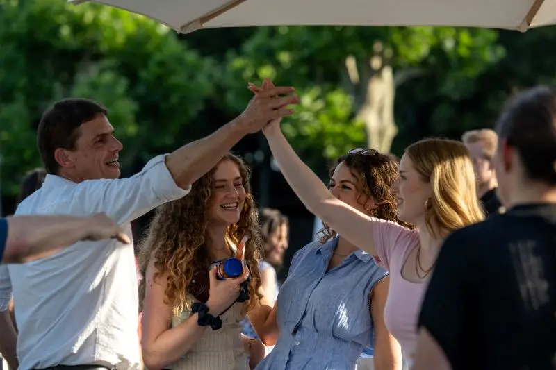 Mitarbeitende von P&G verbringen zusammen Zeit auf dem Sommerfest, tauschen sich aus und feiern gemeinsam Erfolge – ein Symbol für Teamgeist, Wertschätzung und Unternehmenskultur.