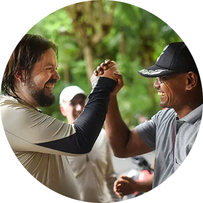 Francis Wiederkehr schüttelt die Hand mit einem Partner des RIMBA Collective