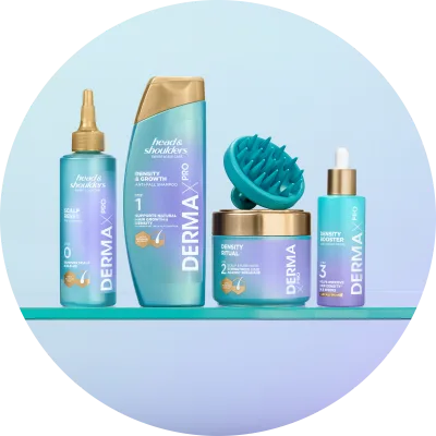 Mehrere Produkte der Haarpflegelinie Head & Shoulders DermaXPro stehen zusammen mit einer Haarbürste auf einem Regal vor einem hellblauen Hintergrund.