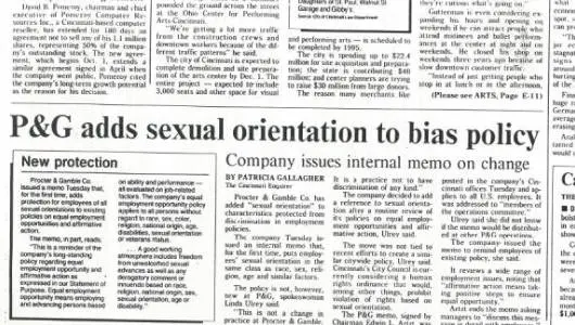 Zeitungsausschnitt mit der Aufschrift: „P&G fügt sexuelle Orientierung zur Richtlinie gegen Diskriminierung hinzu“