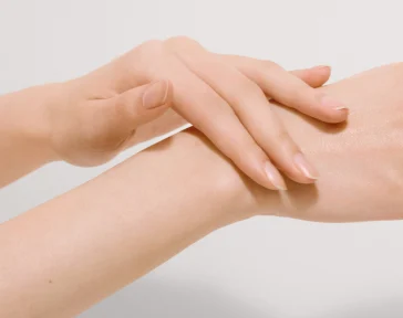 SK-II Nozomi - Hand Treatment Cream - How To Use - Step 2 - BG Image