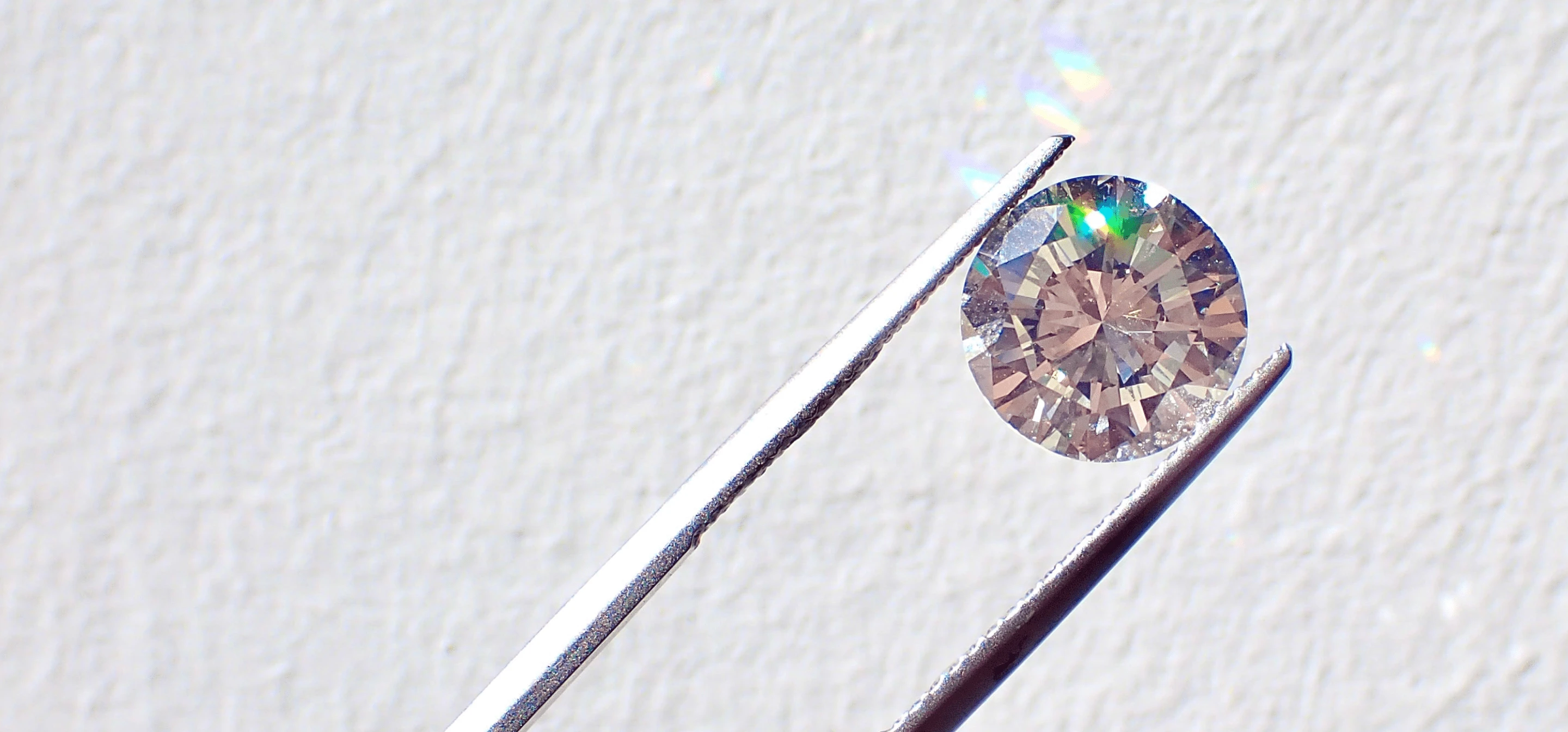 Image of a diamond in between tweezers