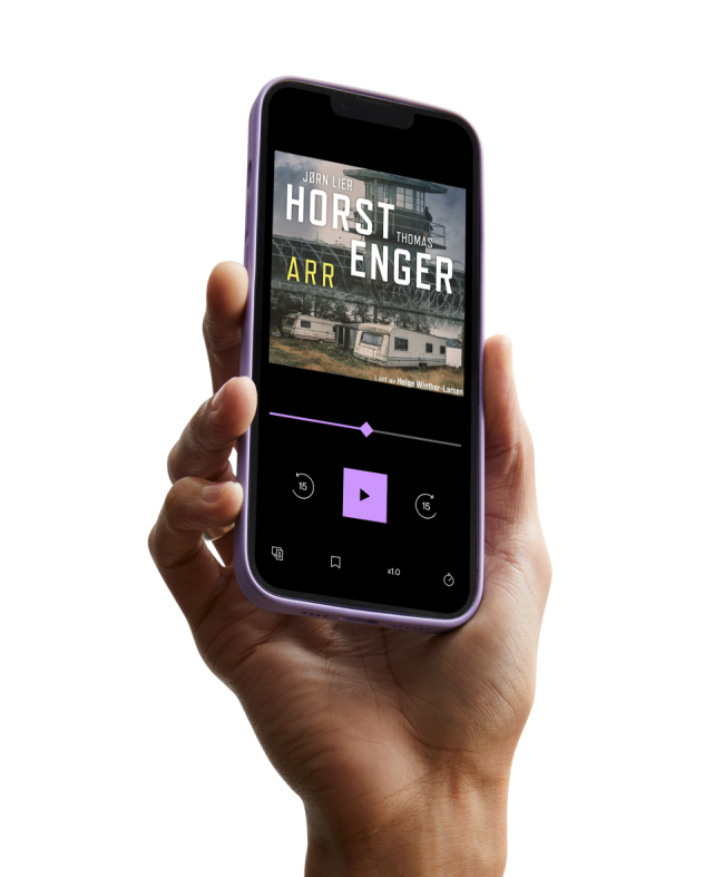 En bruker av BookBeat som holder en telefon som viser BookBeat-appen.