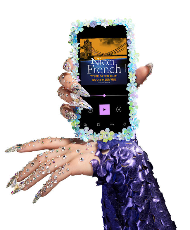 Een BookBeat gebruiker die de app op een telefoon laat zien
