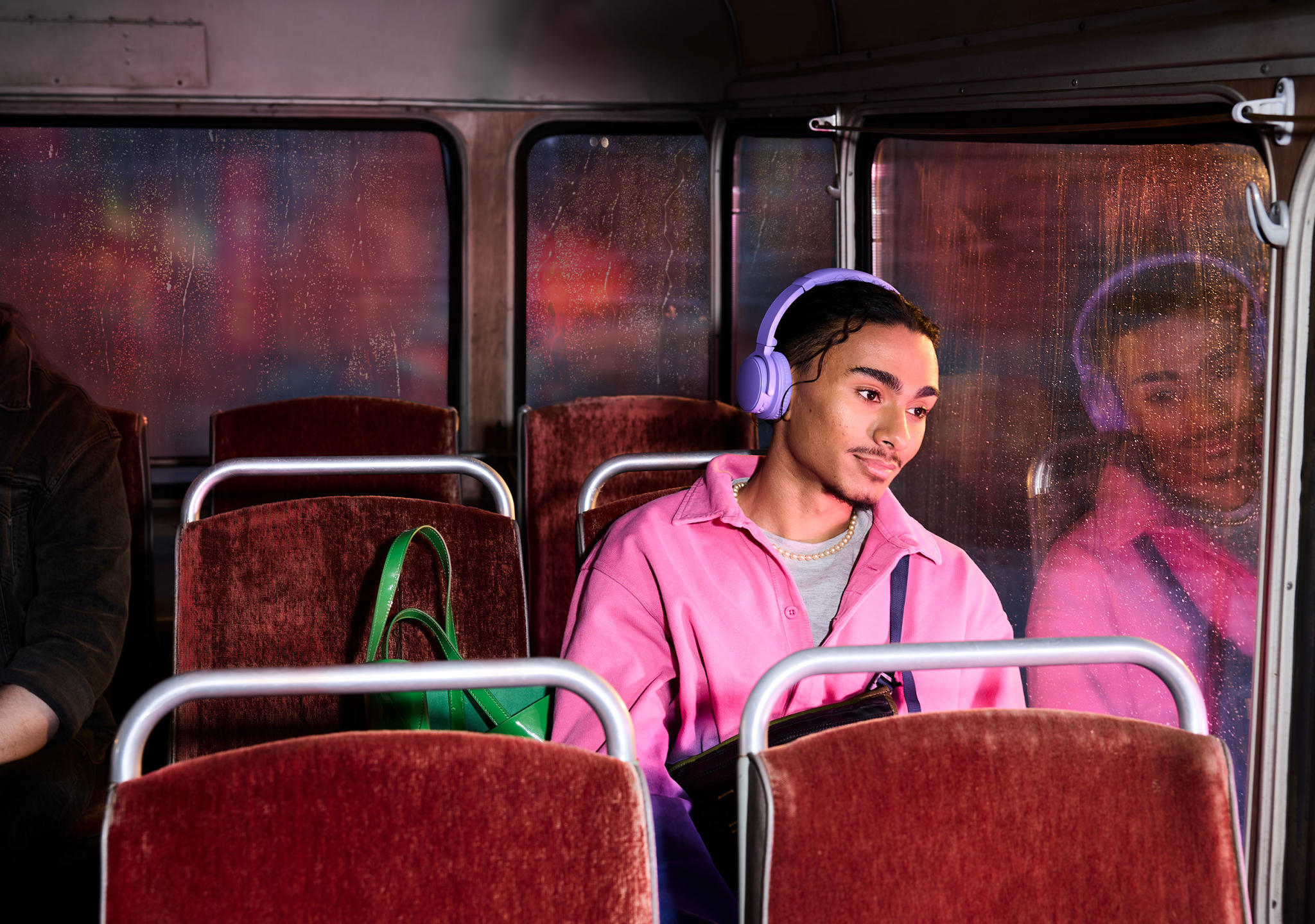 Student på bussen som lyssnar på ljudbok hos BookBeat