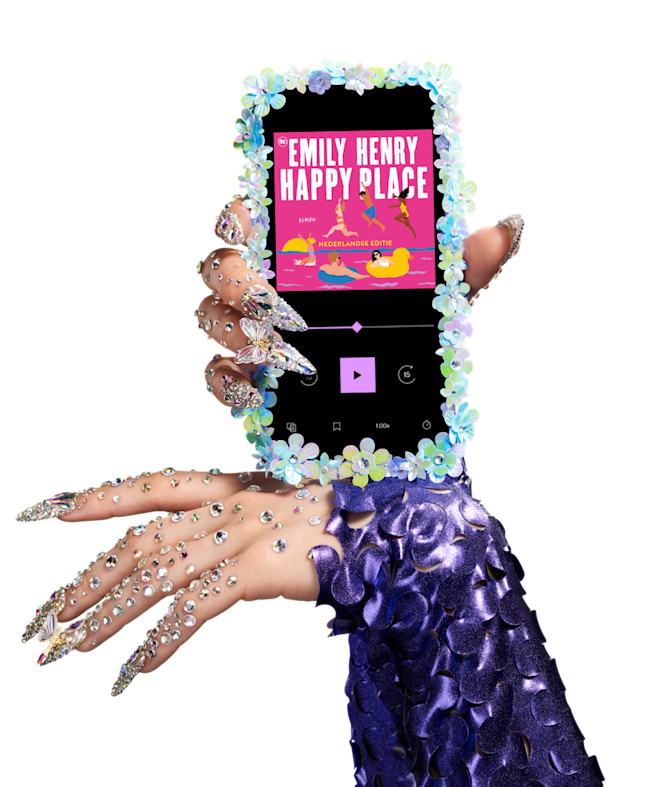 Een BookBeat-gebruiker met een telefoon waarop de BookBeat app te zien is.