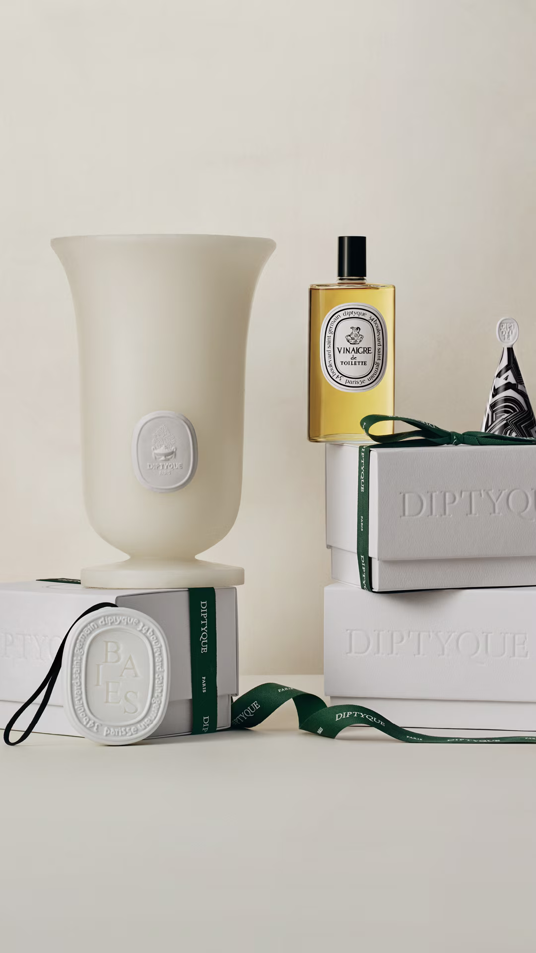 Una selezione eclettica di oggetti e profumi