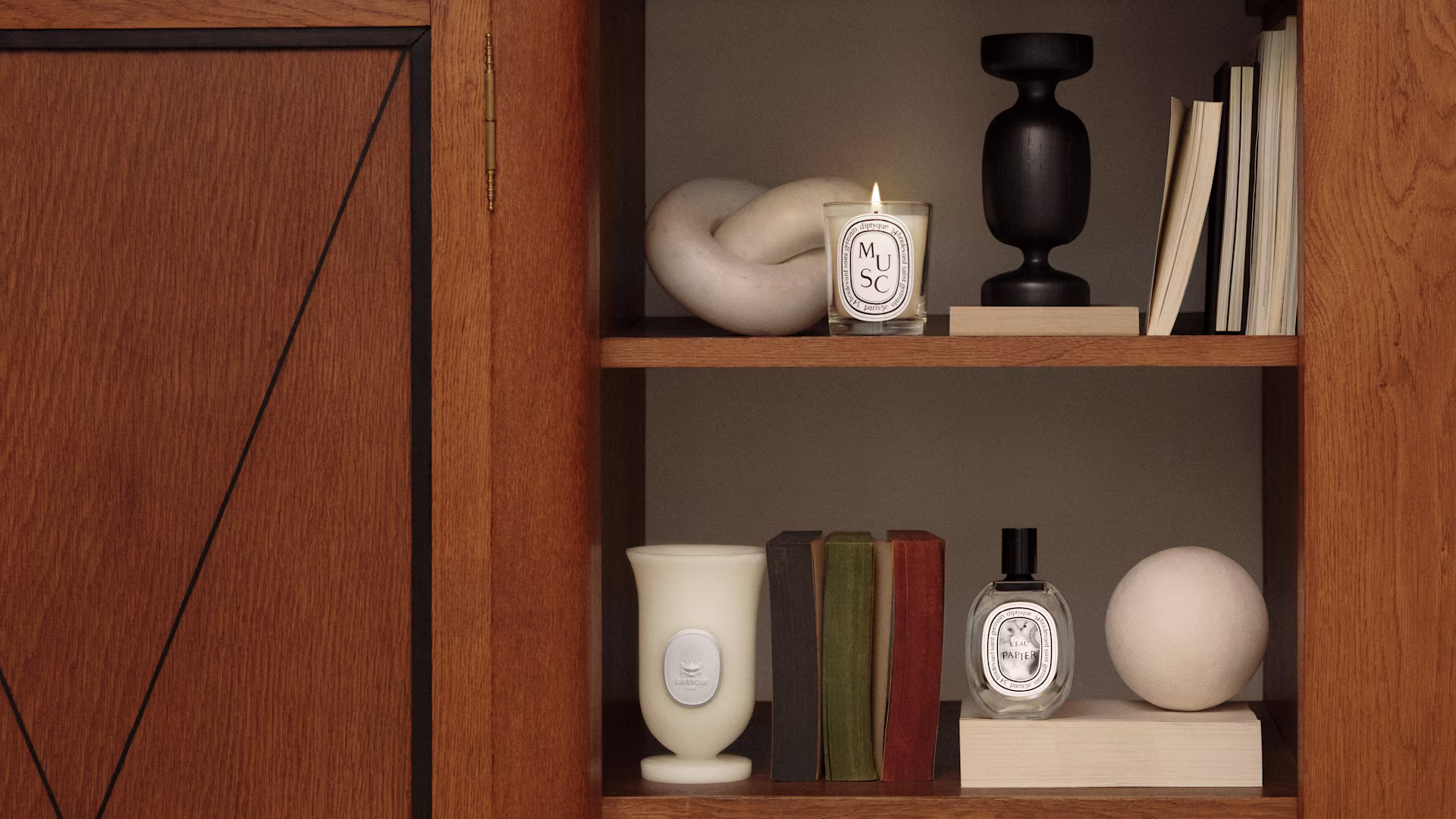 Un’atmosfera calda avvolge la biblioteca