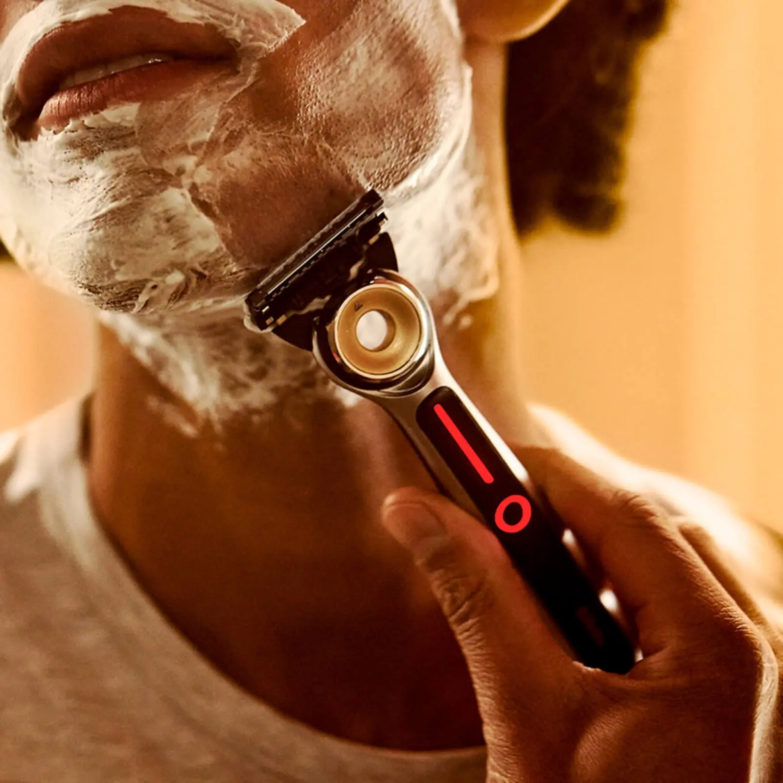 Ein Mann, der sich mit GilletteLabs Heated Razor rasiert