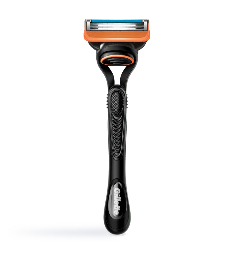 Rasoio manuale Gillette Fusion5 su sfondo bianco