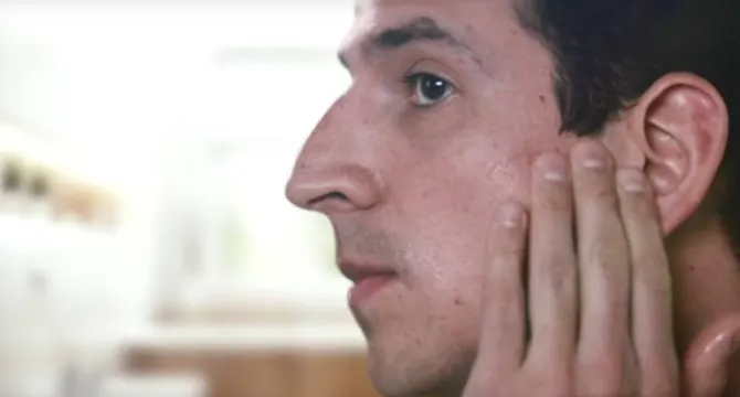 La lama di precisione Gillette Fusion sul retro della testa ti dà il tocco finale con cura