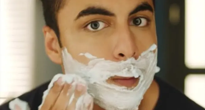 Applicare la crema da barba