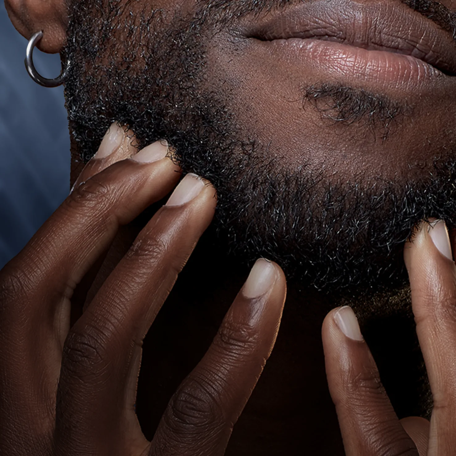 FASE 3: Se lo usi come balsamo per la barba senza risciacquo, strofina il balsamo sui peli del viso e lascialo agire per tre minuti.