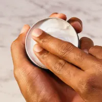 Barba y piel increíblemente suaves y bien arregladas.