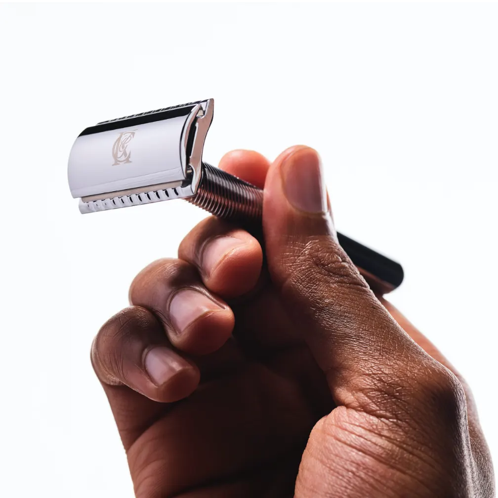Rasoio King C. Gillette Double Edge in mano