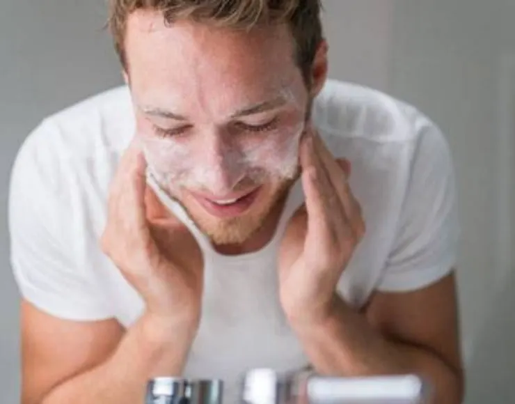 Pourquoi les hommes devraient utiliser des gommages pour le visage