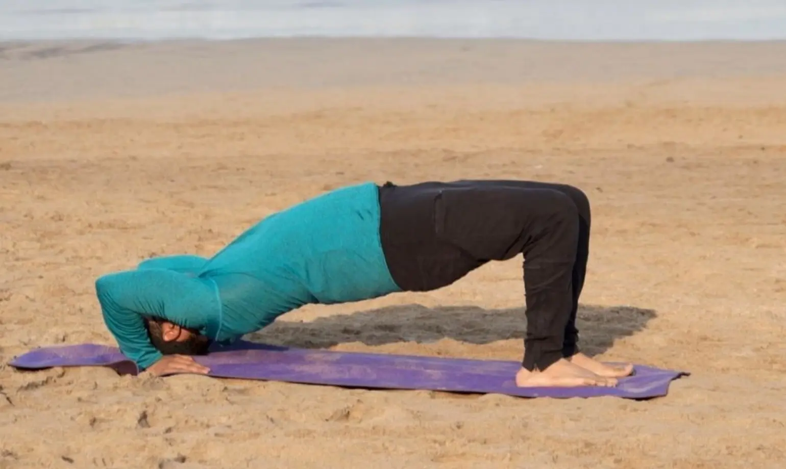 Halbbrücken-Yoga-Pose für Brust und Zwischenrippen