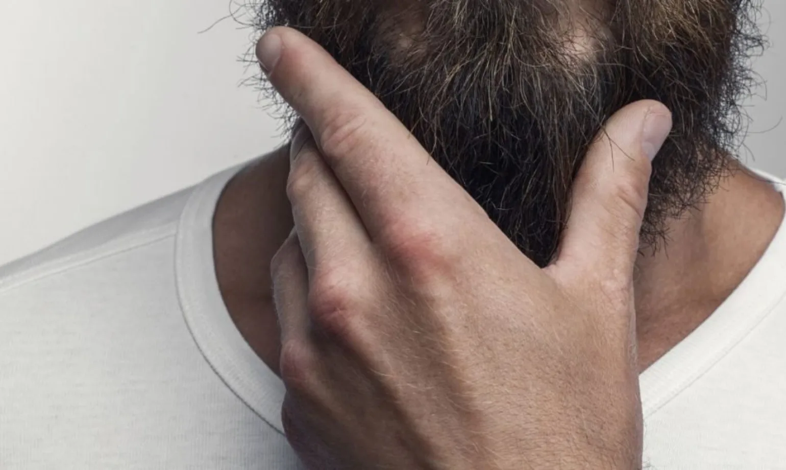 Comment raser une barbe épaisse et dure