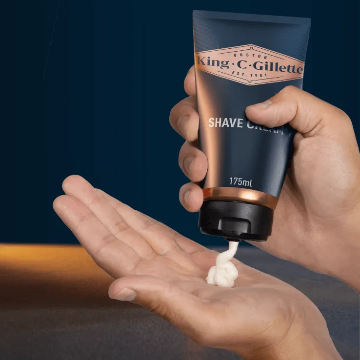 FASE 1: Prepara il viso alla rasatura lavando i peli del viso con King C. Gillette Beard and Facial Cleanser