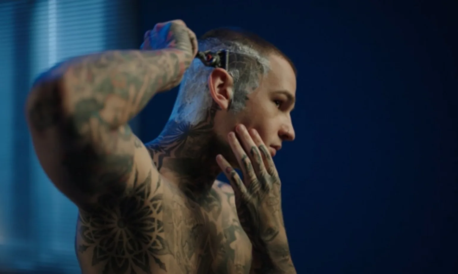 Max Jacobasch betont seine Tattoos auf dem Kopf mit einer sauberen Rasur