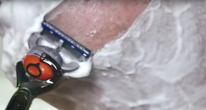 La crema da barba aiuta a mantenere i capelli idratati