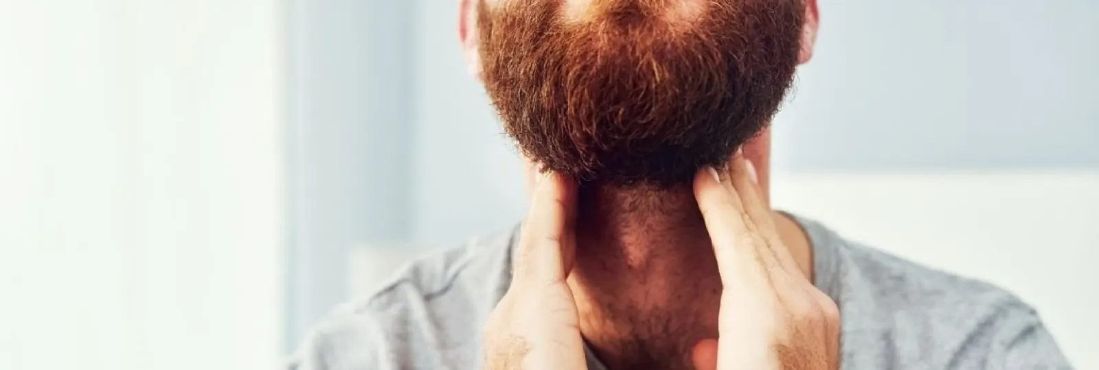 Pellicules de barbe : causes et solutions