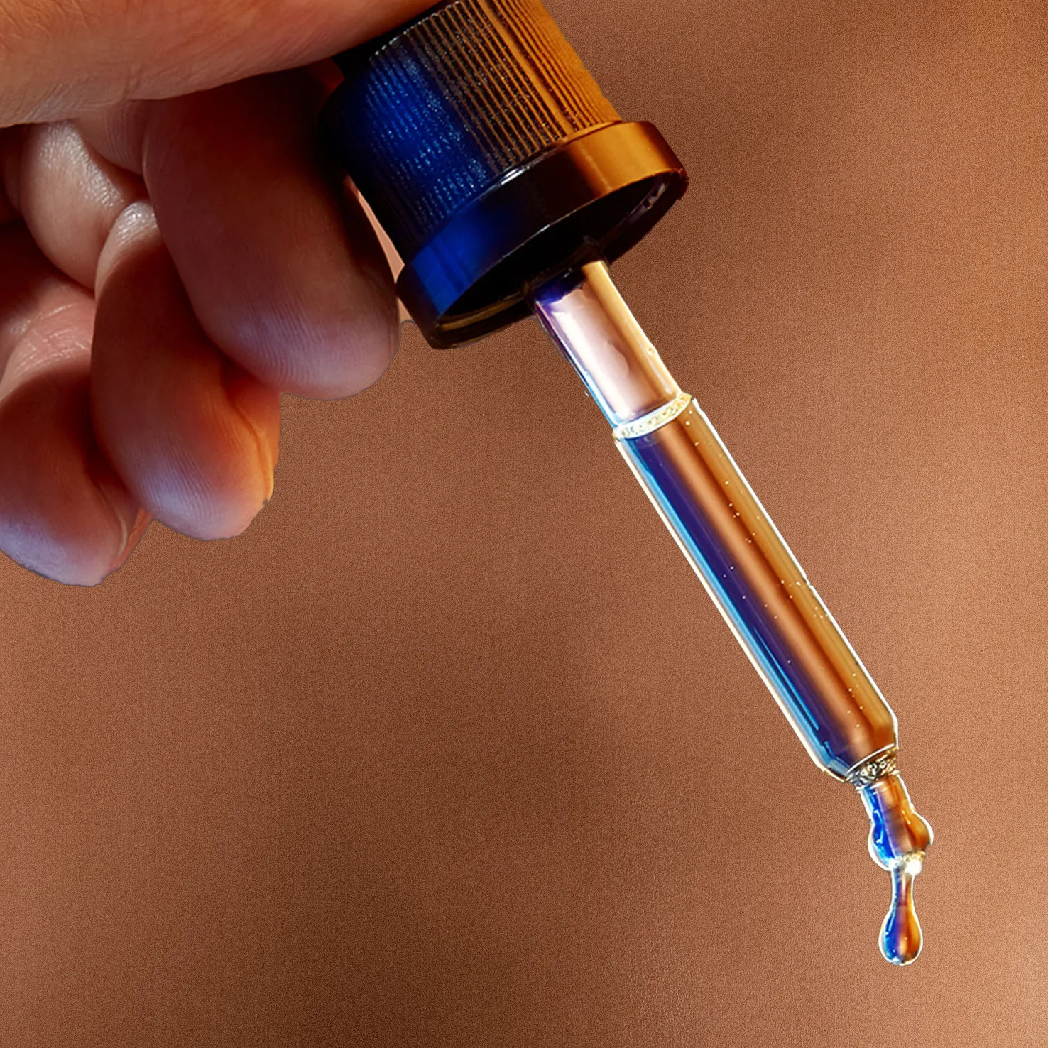 FASE 1 : Applica qualche goccia di King C. Gillette Beard Oil sul palmo della mano