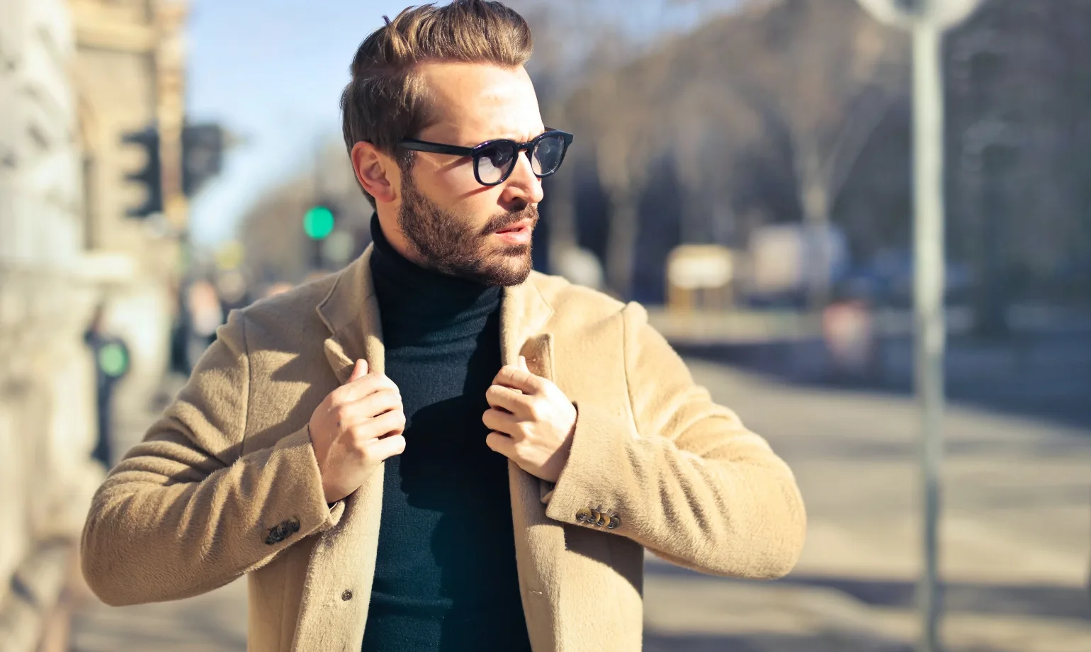 Un homme à la mâchoire carrée