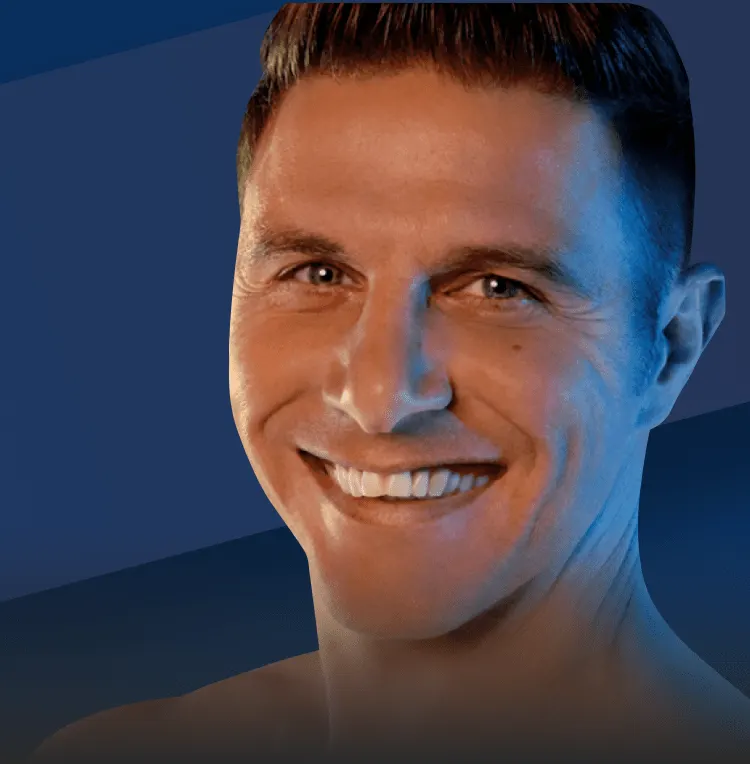 Uomo sorridente che mostra la pelle liscia dopo la rasatura