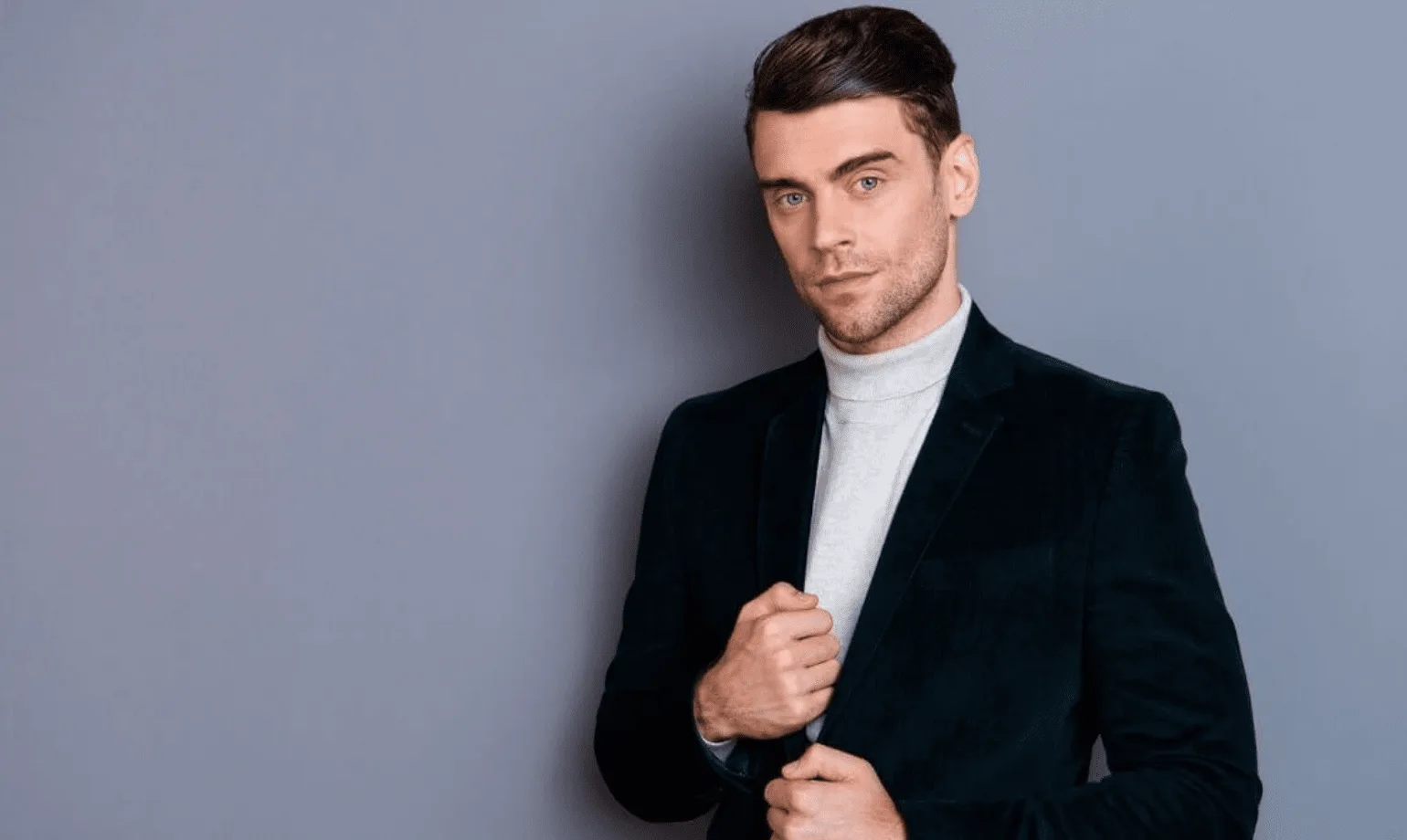Uomo che Indossa un Maglione a Collo Alto Sotto ad un Blazer in Velluto