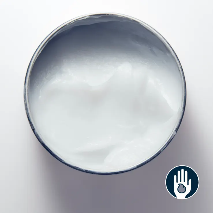 FASE 1: Strofina una piccola quantità di King C. Gillette Beard Balm nel palmo della tua mano: basta una piccola quantità può fare molto. 