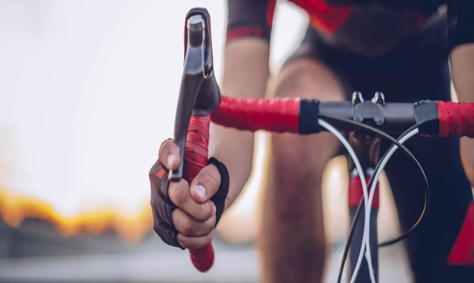 Radfahrer rasieren ihre Beinhaare für eine verbesserte Aerodynamik und heilen so Verletzungen schneller