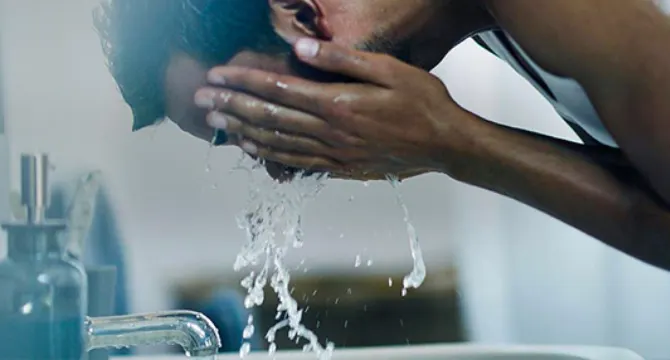 Risciacquare il viso con acqua tiepida