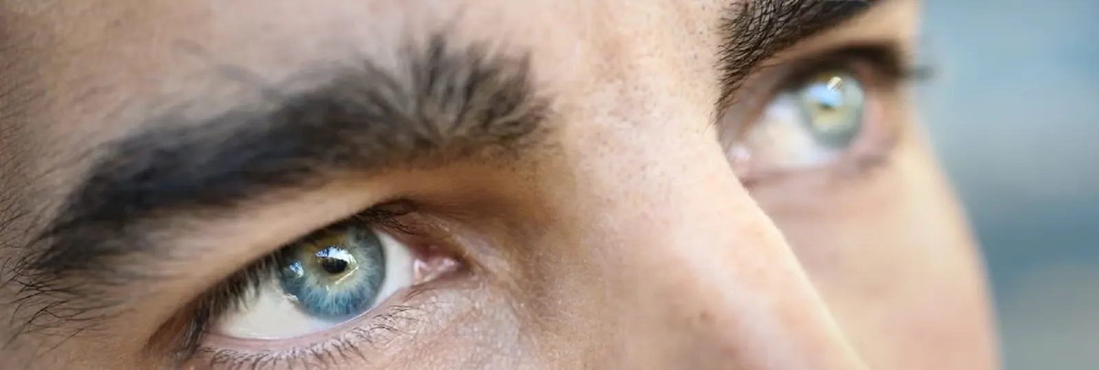 Come radersi le sopracciglia, rifinirle e modellarle: consigli e guida per gli uomini