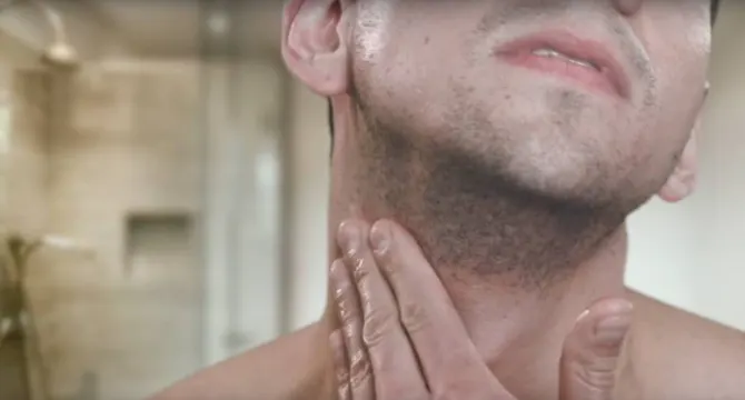 i peli della barba sono indisciplinati e ruvidi