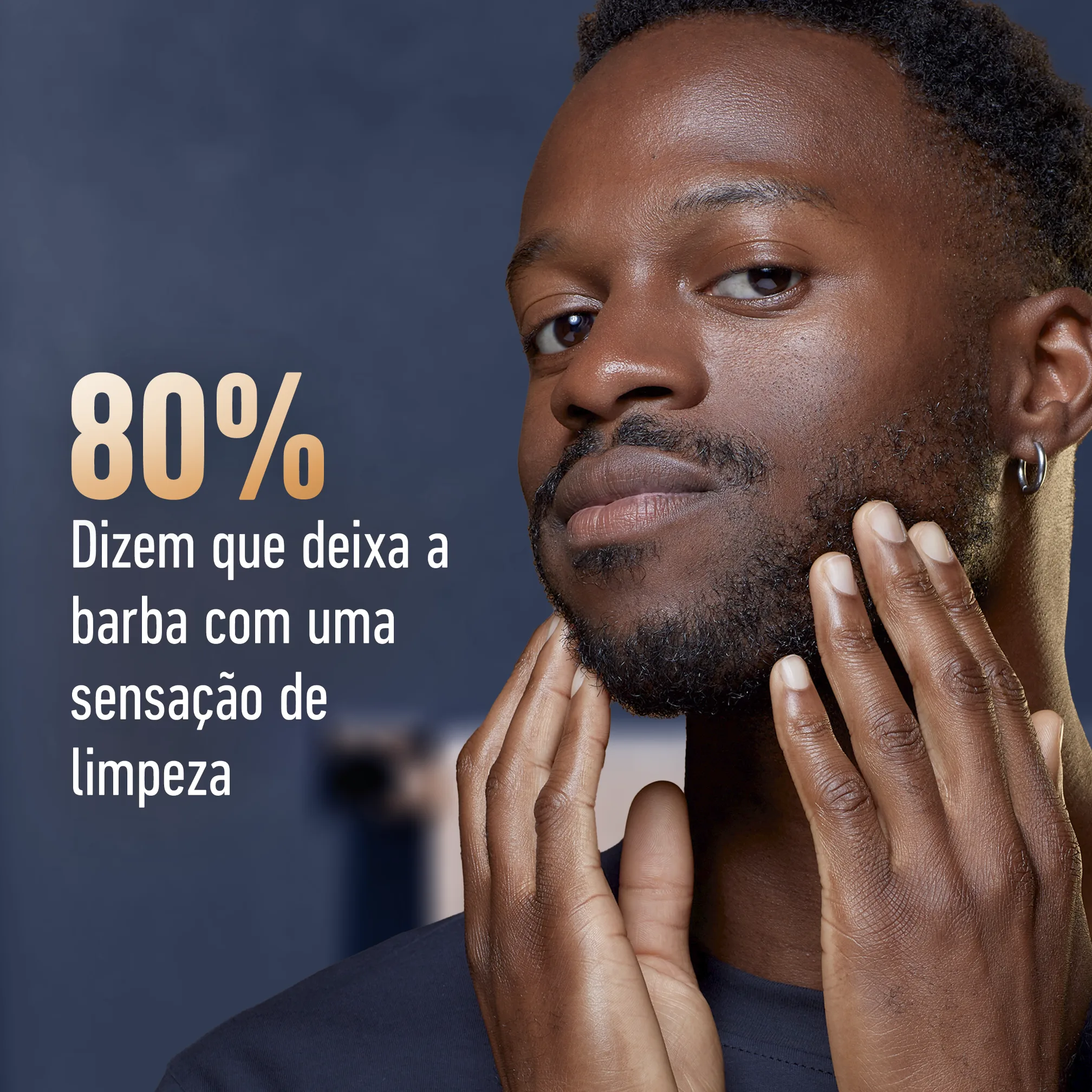 Mão a segurar frasco de gel de lavagem King C. Gillette em fundo castanho
