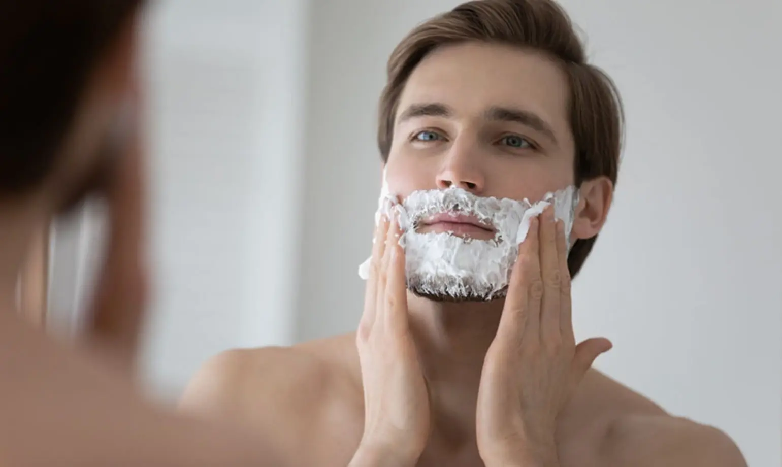 Maintenir une barbe courte avec un rasage et une coupe appropriés