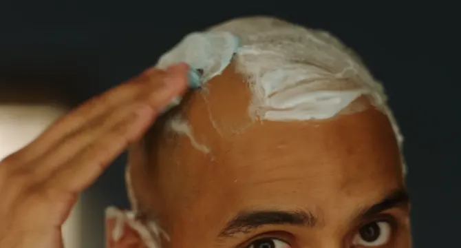 Riapplica il gel da barba per evitare irritazioni e irritazioni da barba