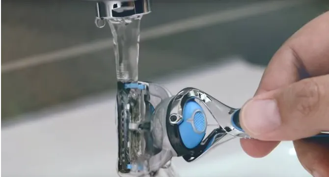Risciacqua il rasoio
