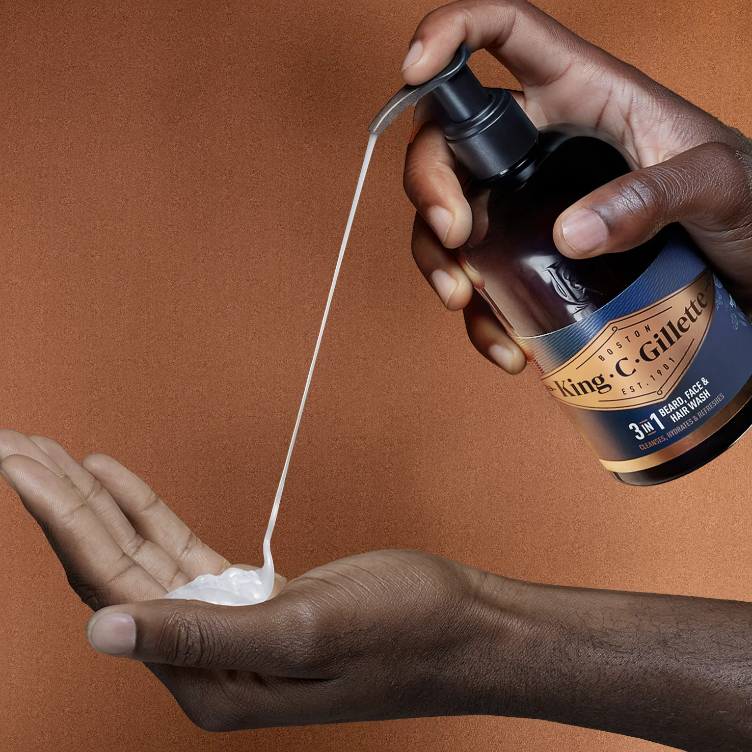 FASE 1 : Mescola una piccola quantità di King C. Gillette Cleaner nella mano fino ad ottenere una schiuma