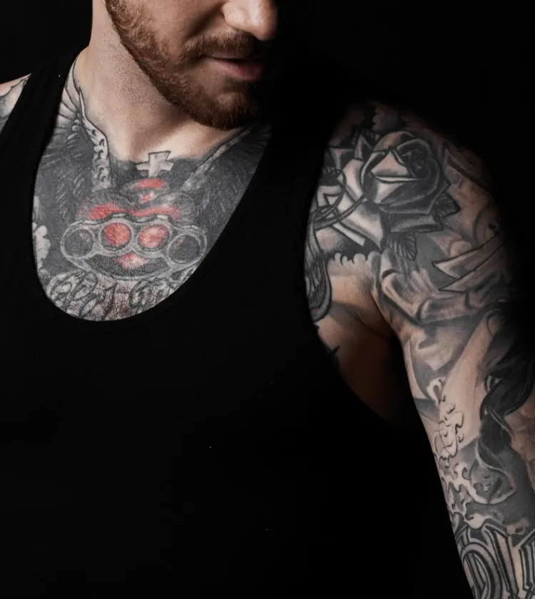 Comment se raser quand on a des tatouages ​​et des piercings ?